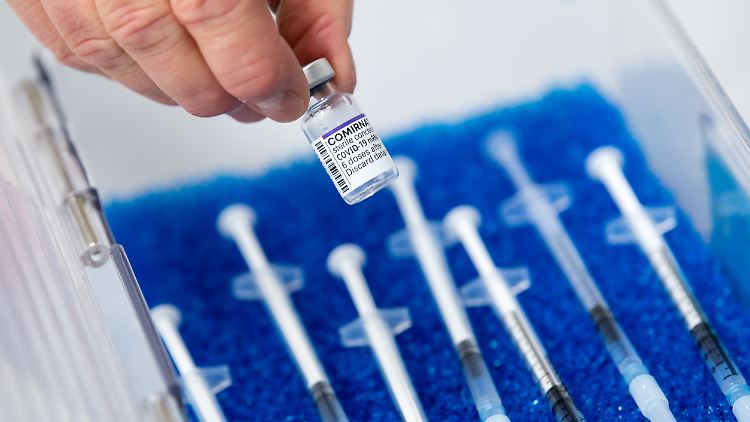 Insgesamt sieht der Vertrag mit Biontech/Pfizer die Lieferung von bis zu 1,8 Milliarden Impfdosen bis Ende 2023 vor.