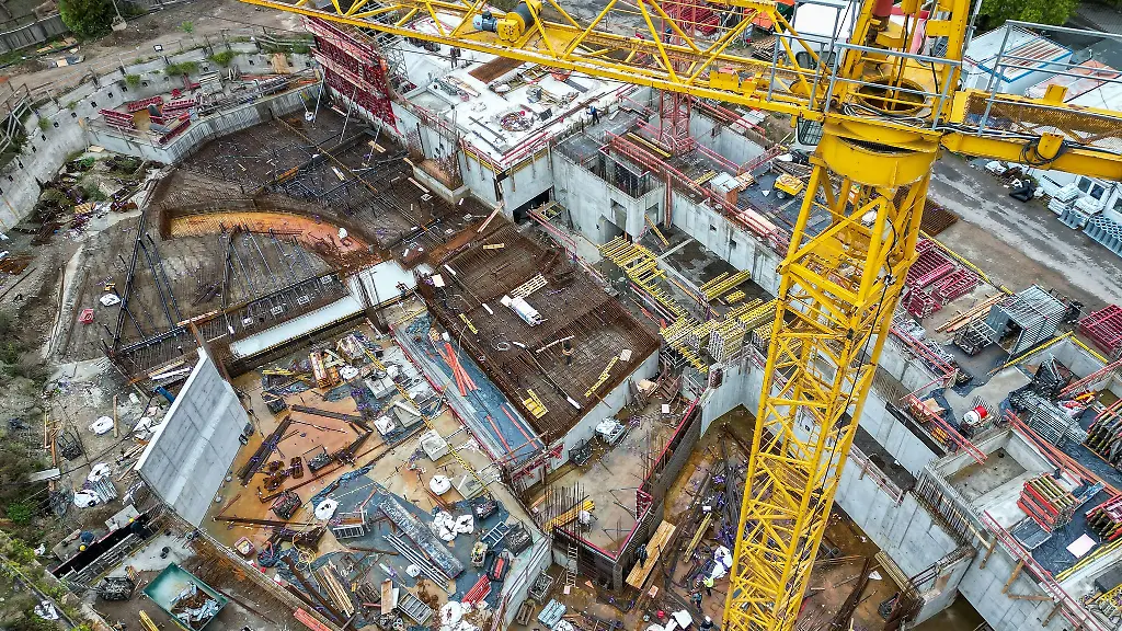 Zoobesucher-haben-die-Moeglichkeit-von-einem-Podest-die-Baustelle-zu-ueberblicken-und-den-Fortschritt-selbst-zu-beobachten