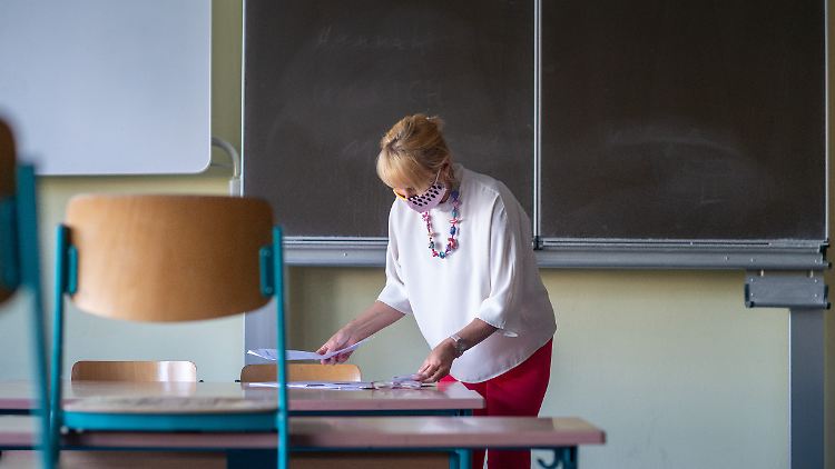 Lehrkräfte könnten berufsbedingt oftmals keinen Schutzabstand halten, sagt Grünen-Gesundheitsexperte Dahmen.