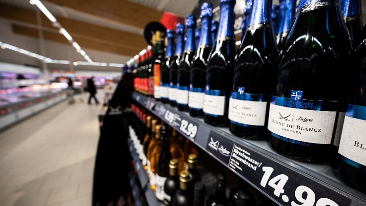 Ein Hauch von Luxus: In Kooperation mit dem Sylter-Kultrestaurant Sansibar bietet Lidl eigenen Schampus an.