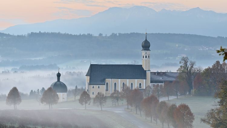 Im Nebel: eine katholische Kirche im Landkreis Miesbach.
