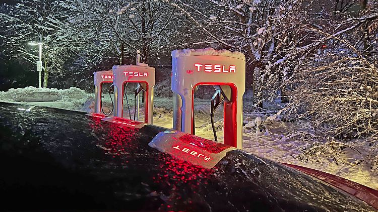 Auch Tesla erhöht die Preise.
