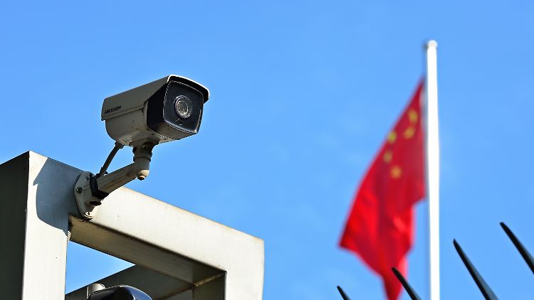China soll die Minderheit der Uiguren gezielt überwachen und misshandeln. Unternehmen, die dafür Technik zur Verfügung stellen, werden nun von den USA sanktioniert.
