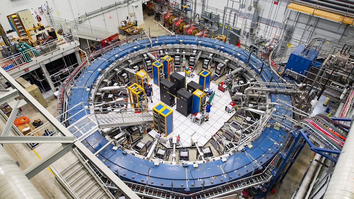 Ein winziges Teilchen bringt Weltbild ins Wanken: Eine Entdeckung am Fermilab in den USA lässt Zweifel am bisherigen Standardmodell der Teilchenphysik aufkommen. Ein besonderes Teilchen, das Myon, verhält sich beim "Muon g-2 Experiment" anders als erwartet. Eine Abweichung, die das Standarmodell stürzen könnte - und eine Weltformel womöglich näher bringt.