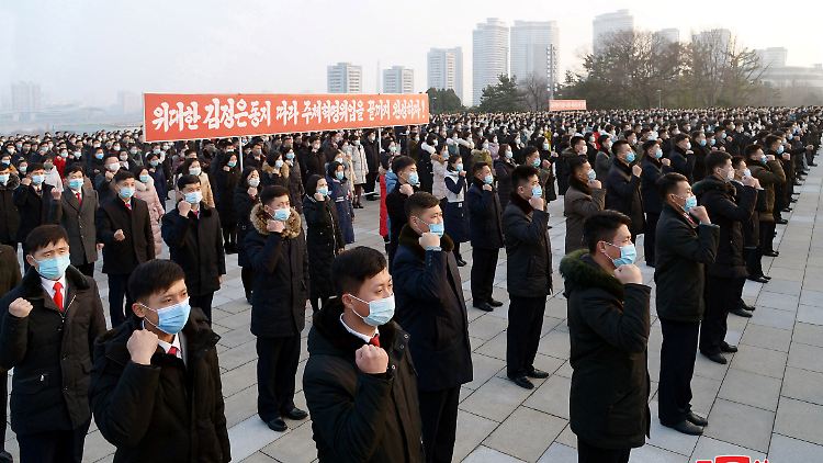 Viele Nordkoreaner erweisen ihrem vor zehn Jahren verstorbenen Machthaber Kim Jong Il die Ehre.