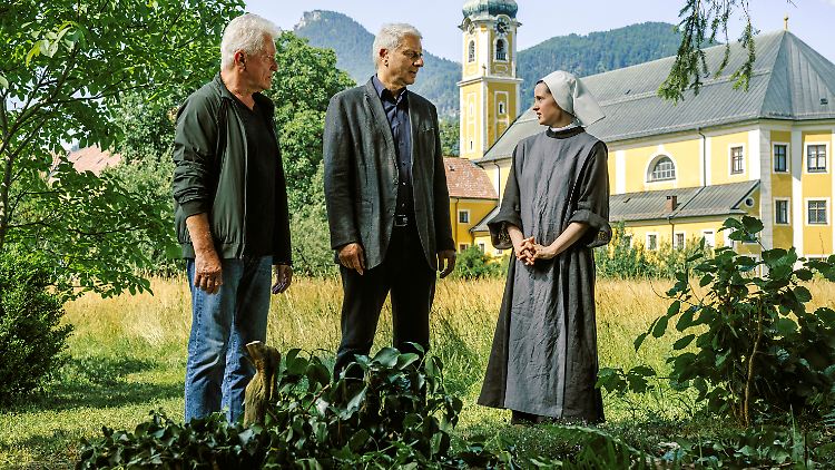 Die Kommissare Batic (Miroslav Nemec, l.) und Leitmayr (Udo Wachtveitl) ermitteln im Kloster.