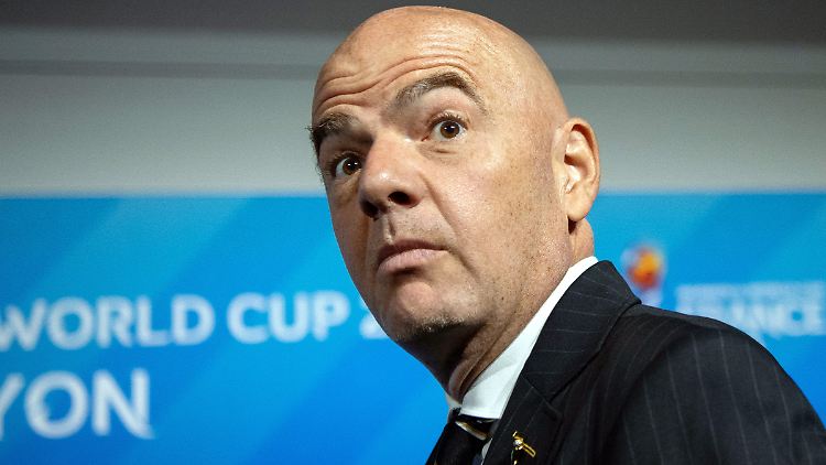 Die von der UEFA vorgelegte Studie kann FIFA-Präsident Gianni Infantino nicht gefallen.