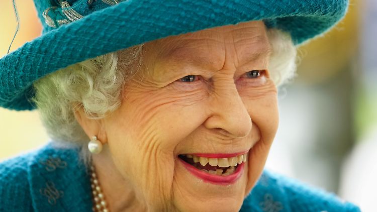 Wegen der sich rasend schnell ausbreitenden Omikron-Variante in Großbritannien hatte die Queen bereits ihr traditionelles vorweihnachtliches Familientreffen abgesagt. 