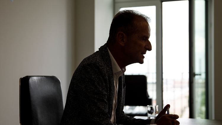 Nach dem jüngsten Kompromiss darf Diess an der Konzernspitze bleiben, soll aber in Zukunft vor allem strategisch arbeiten und sich aus dem operativen Geschäft ein Stück weit zurückziehen.