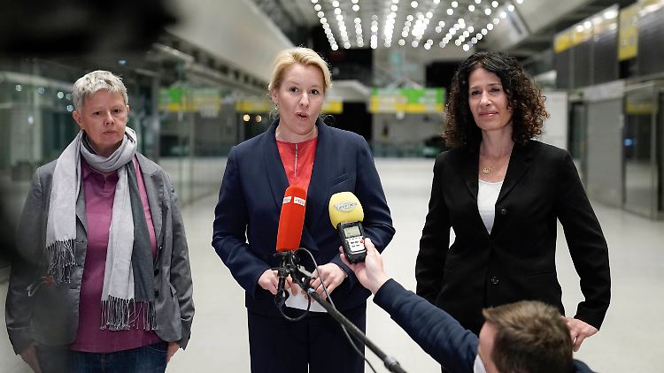 Linke-Landesvorsitzende Katina Schubert, die designierte Regierende Bürgermeisterin Franziska Giffey (SPD) und die künftige Verkehrssenatorin Berlin, Bettina Jarasch von den Grünen.