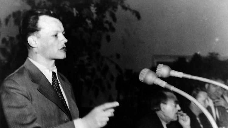 Brandt bei einer Rede im Jahr 1949 - in diese Zeit fällt auch seine Tätigkeit als Informant des US-Militärgeheimdienstes CIC.