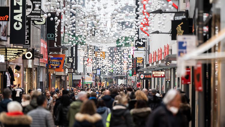Omikron wird voraussichtlich auch in Deutschland schon im Januar die vorherrschende Sars-CoV-2-Variante sein.