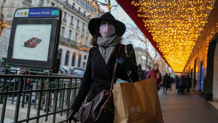 Ein Einkaufsbummel wie dieser in Paris könnte für ungeimpfte Franzosen bald verboten werden.