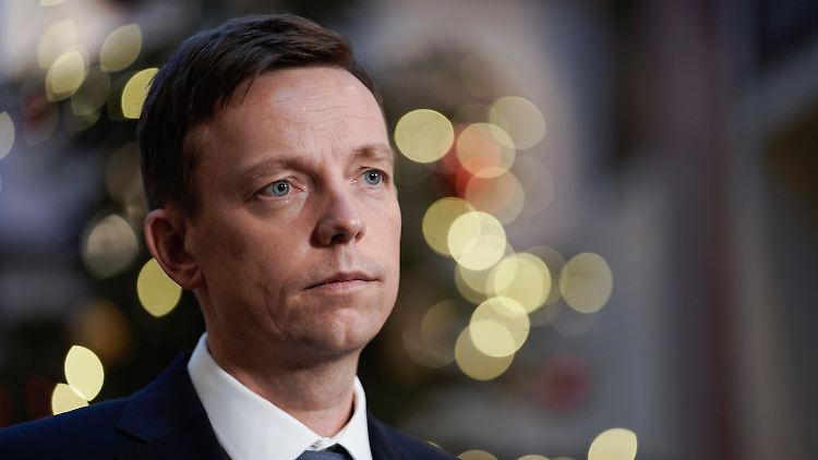 Der Rechtsstaat werde militante Gewalt unter Corona-Leugnern und Impfgegnern nicht akzeptieren, sagt Saarlands Ministerpräsident Tobias Hans.
