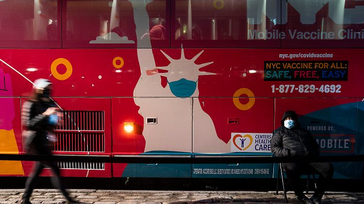 Nach recht zügigem Start stockt die US-Impfkampagne - hier ein mobiles Impfangebot in der US-Metropole New York.