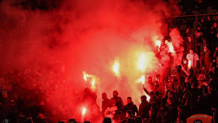 Pyrotechnik und Schlägereien sorgen für den nächsten Spielabbruch in Frankreich.