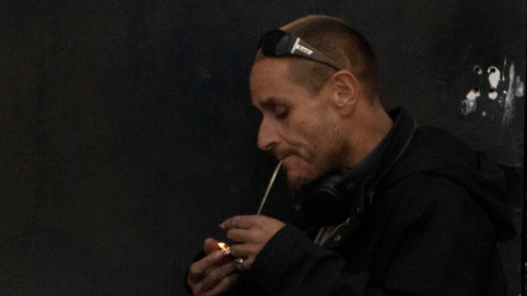 Seit einigen Jahren explodiert in den USA der Drogenmissbrauch. Hauptverantwortlich sind synthetische Opioide wie Fentanyl, wie im Bild von dem Mann geraucht wird.