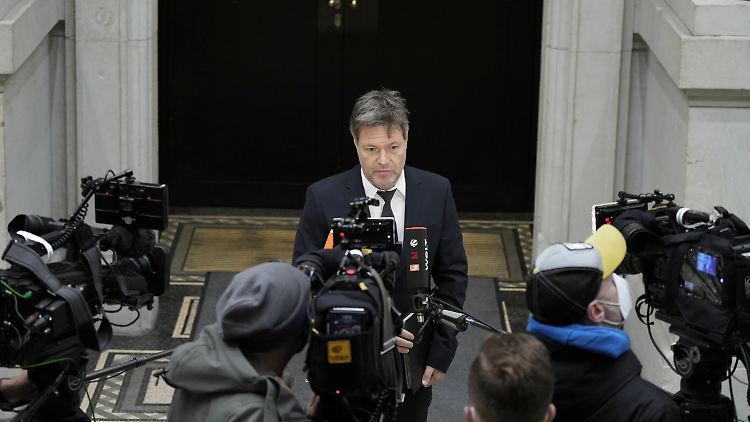 Habeck hob hervor, dass Nord Stream 2 trotz des großen politischen Drucks der Vorgängerregierung bisher keine wettbewerbsrechtliche Genehmigung erhalten hat.