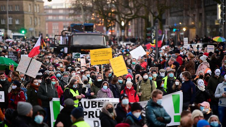 An der Corona-Demo in Hamburg beteiligen sich mehrere Tausend Menschen.