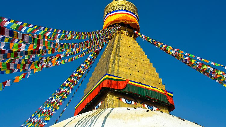Am Boudhanath-Stupa hängen Tausende Gebetsfahnen. 