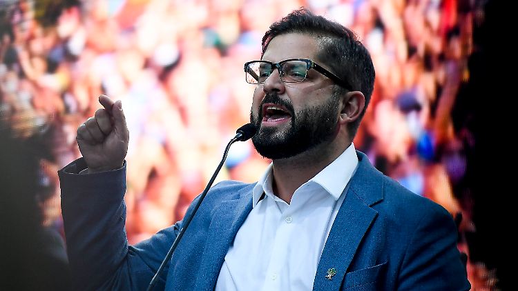 Gabriel Boric, Kandidat des breiten Mitte-Links-Bündnisses "Apruebo Dignidad" (Ich bin für die Würde) .