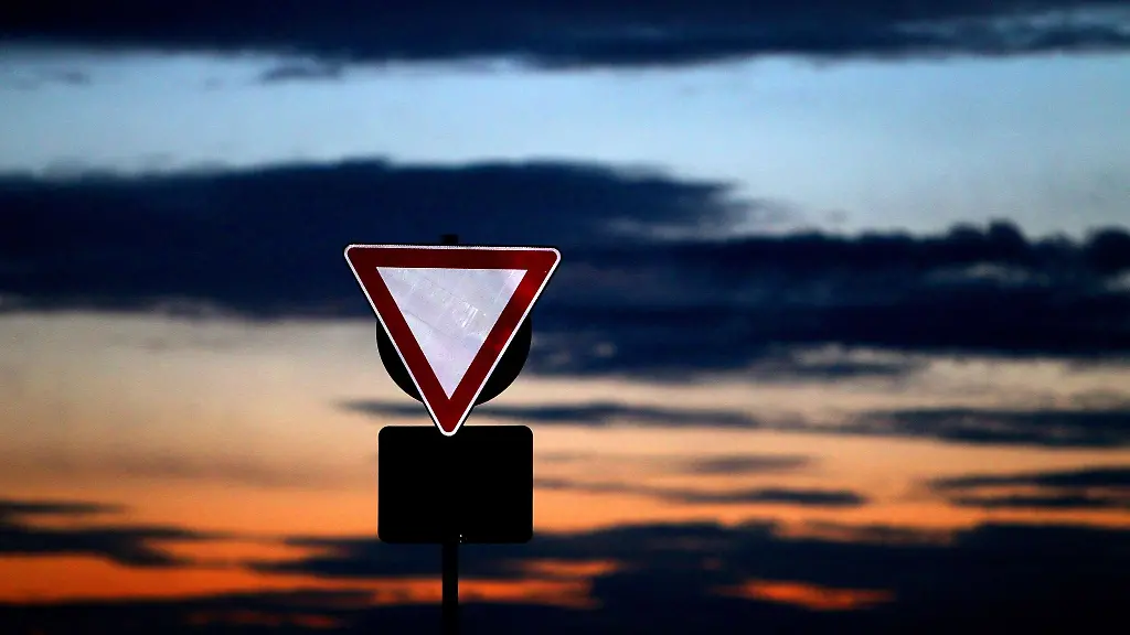 Vorfahrt-beachten-Im-Strassenverkehr-sind-Umsicht-und-Vorausschau-gefragt-doch-was-wenn-man-mal-den-Motor-abwuergt-beim-Abbiegen