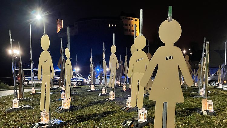 Der Gegenprotest zu den Corona-Protesten kommt mit Figuren, Kerzen und Liedern daher.
