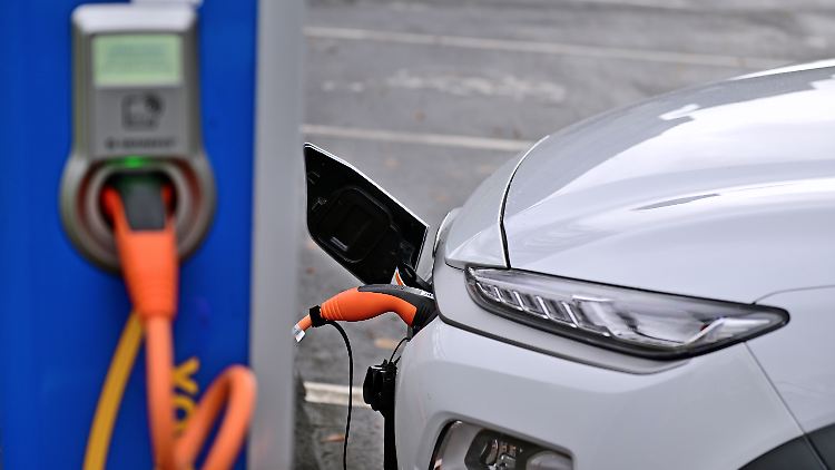Ladevorgang an einer öffentlichen Ladesäule für Elektrofahrzeuge in Körbecke am Möhnesee. In NRW gibt es Ladesäulen fast in jeder Gemeinde.