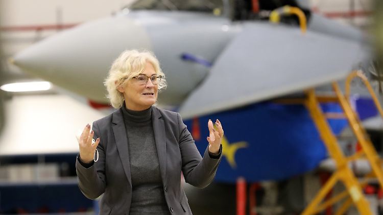 Angesichts eines massiven russischen Truppenaufmarsches an der Grenze zur Ukraine will Lambrecht härtere Sanktionen gegen Putin durchsetzen.