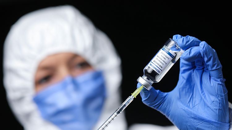 Nuvaxovid besteht aus virusähnlichen Partikeln, die das Spike-Protein des Coronavirus enthalten. 