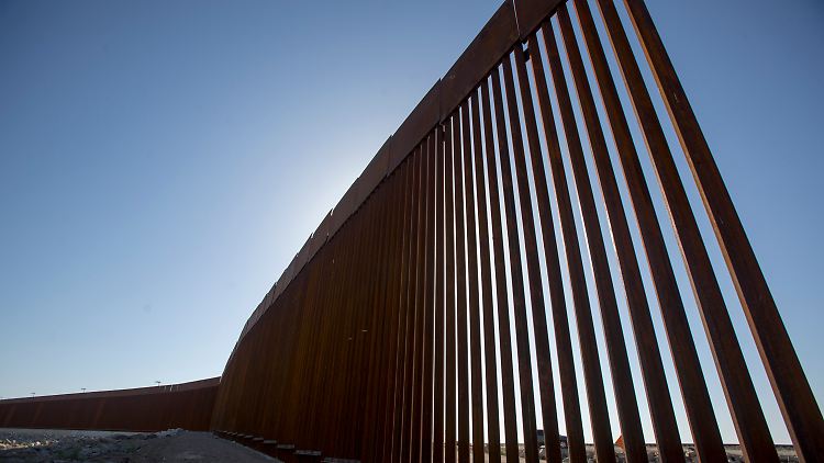 Stahlstangen nach trump'schem Vorbild sollen Migranten aus Mexiko abhalten.