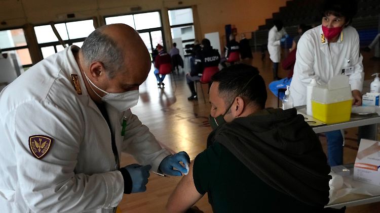 Für bestimmte Berufsgruppen wie Polizisten gibt es in Italien bereits eine Impfpflicht - sie könnte auf alle Arbeitsnehmer ausgeweitet werden.