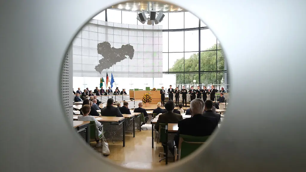 Ein-Chor-singt-im-Plenarsaal-des-Saechsischen-Landtages-Anlass-ist-eine-Feierstunde-zum-Tag-der-Deutschen-Einheit