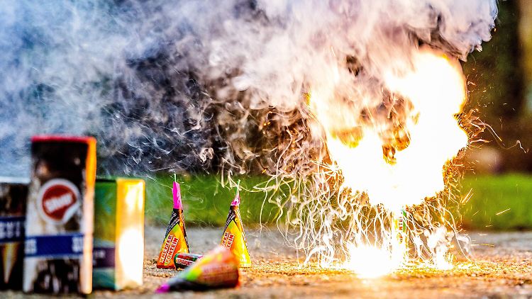 Vom illegalen Feuerwerk sollte man lieber die Finger lassen.