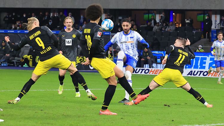 Auch mit vier Spielern bekommen die Dortmunder keinen Zugriff auf Herthas Belfodil. 