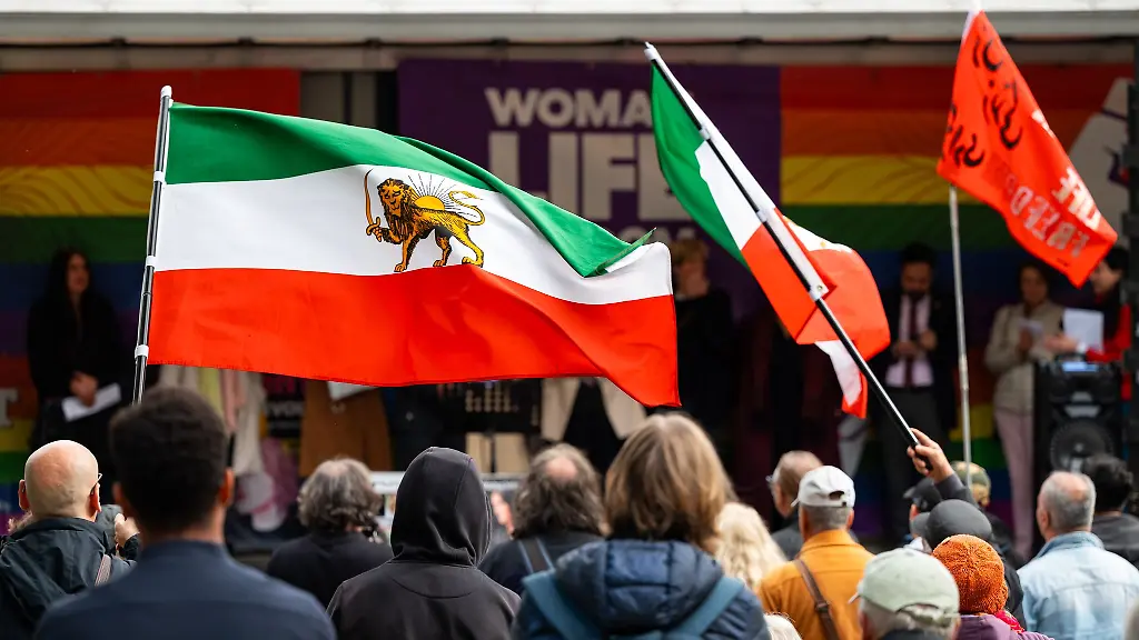 Die-Demonstranten-forderten-unter-anderem-dass-die-Blaue-Moschee-in-ein-interkulturelles-Kulturzentrum-umgewidmet-werden-soll