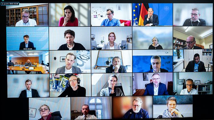 Dem Corona-Rat gehören 19 Expertinnen und Experten an - hier bei einer virtuellen Schalte mit Kanzler Olaf Scholz und Gesundheitsminister Karl Lauterbach.
