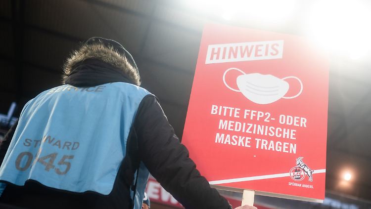 Ein Schild mit Hinweisen auf die Corona-Regeln beim Fußball-Bundesliga-Spiel des 1. FC Köln gegen den VfB Stuttgart.