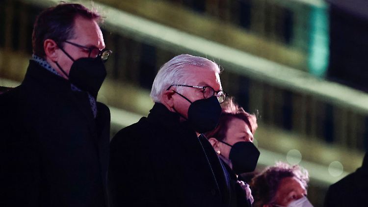 Neben Steinmeier (m.) nahm unter anderem auch Berlins Regierender Bürgermeister  Müller an der Gedenkveranstaltung teil. 