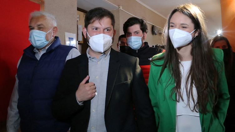 Gabriel Boric mit seiner Partnerin Irina Karamanos.