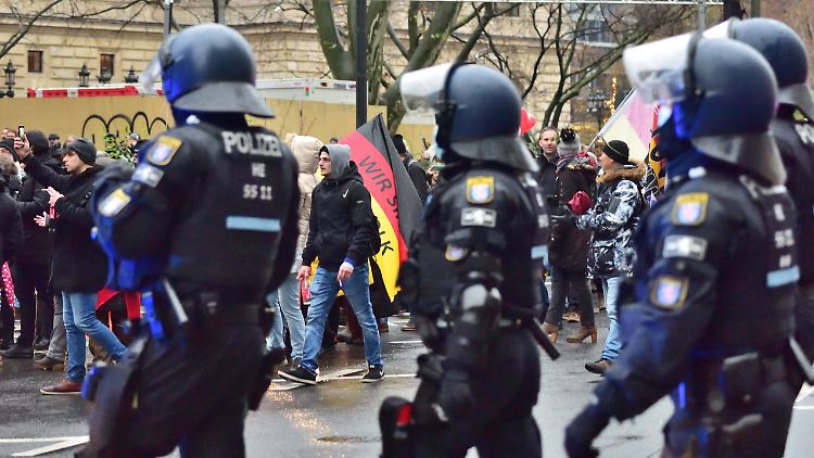 Mit Sorge beobachtet der Verfassungsschutz den wachsenden Einfluss von Rechtsextremen auf die Protestbewegung gegen die Corona-Maßnahmen.