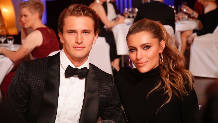 James Bond und sein Bond-Girl: Alexander Zverev und Sophia Thomalla.