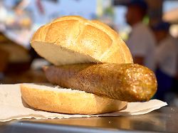 Bordproviant mal anders: Dürfen Bier und Bratwurst mit ins Flugzeug?