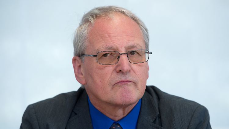 Grimmer war für die Freien Wähler und die Unabhängigen Bürger aktiv, bevor er 2013 schließlich in die AfD eintrat.