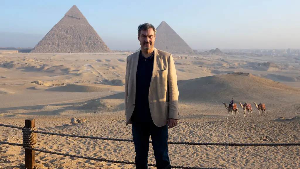 Sonnenaufgang-am-Weltwunder-Ministerpraesident-Soeder-nutzt-seine-Reise-nach-Kairo-auch-fuer-einen-Abstecher-zu-den-weltberuehmten-Pyramiden