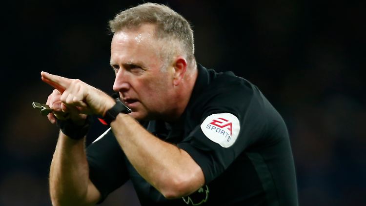 "... acht, neun zehn und elf Spieler - Anpfiff." Die Premier League trotz dem Virus und kapituliert vor Spielplan und Historie.