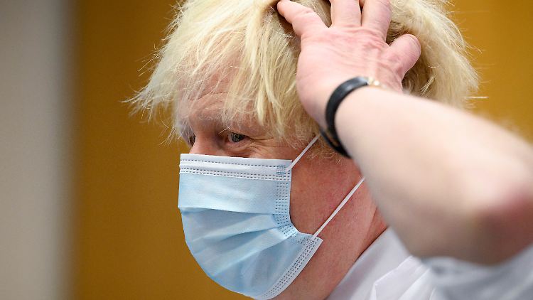 Johnson will weitere Maßnahmen vermeiden: Experten gehen davon aus, dass sich täglich mehrere Hunderttausend Briten infizieren.