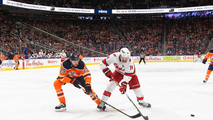 Leon Draisaitl (l.) wird womöglich nicht an den Olympischen Winterspielen in Peking teilnehmen können. 