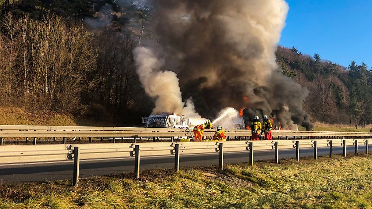 Fahrzeuge fingen zwar Feuer, aber glücklicherweise entzündete sich nicht der Düsenkraftstoff in einem Tanklaster.