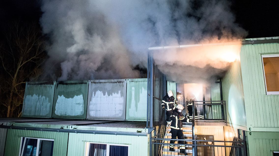 Die Hamburger Feuerwehr bei den Löscharbeiten.
